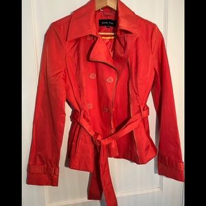 🔥NWOT BLACK RIVET BELTED LARGE BUTTON RED WOMENS CLASSY CHIC RAIN JACKET…